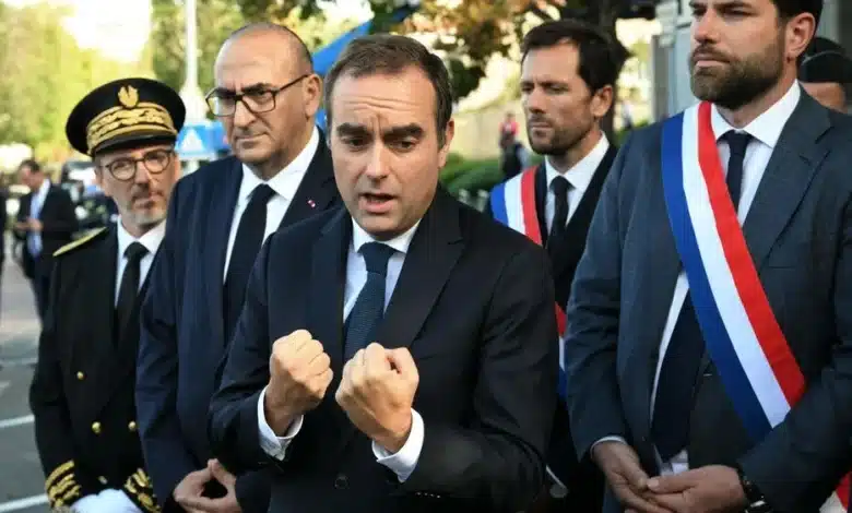 Sébastien Lecornu entouré de membres du gouvernement lors d’une déclaration officielle à Paris, octobre 2025.
