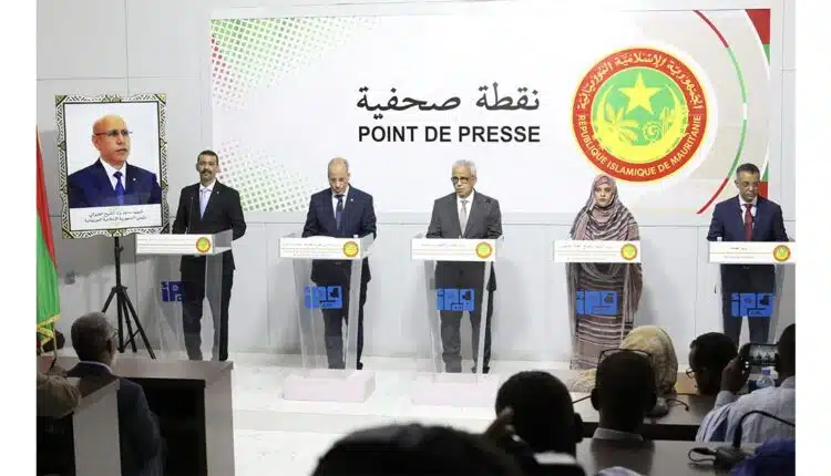 Conférence de presse du gouvernement mauritanien à Nouakchott, avec plusieurs ministres présentant les décisions du Conseil des ministres.