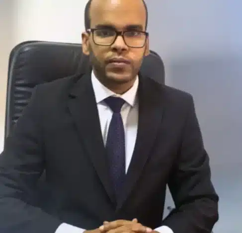 Portrait professionnel de Deddah Fadel, illustrant un article sur la lutte contre la corruption et la transition numérique en Mauritanie.