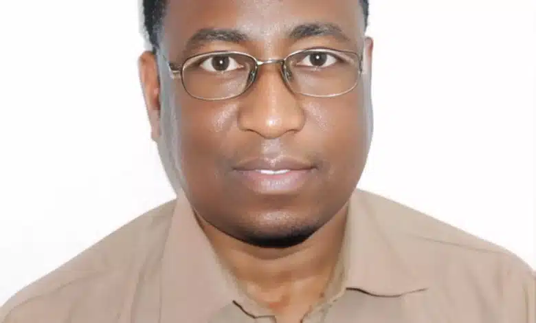Portrait de Cheikh Sidati Hamadi, chercheur associé et expert en droits des communautés discriminées sur la base du travail et de l’ascendance.