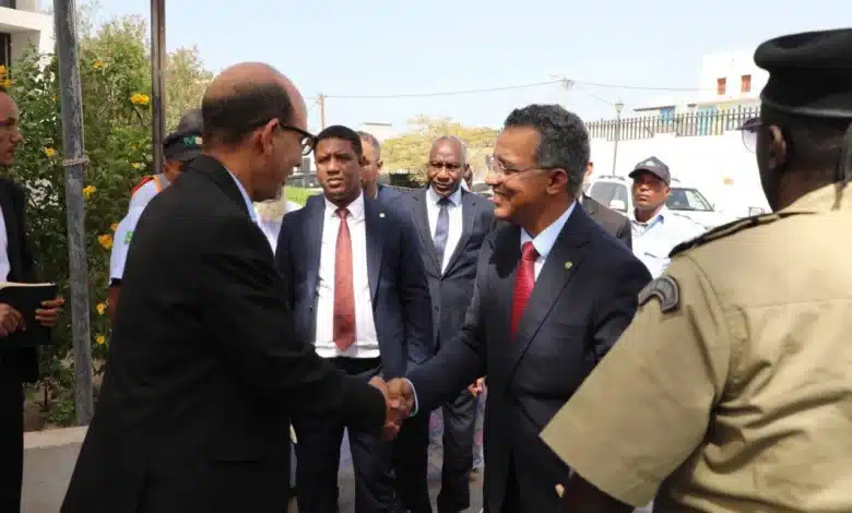 Le ministre mauritanien de la Santé salue des responsables lors de sa visite à l’hôpital de l’Amitié à Nouakchott