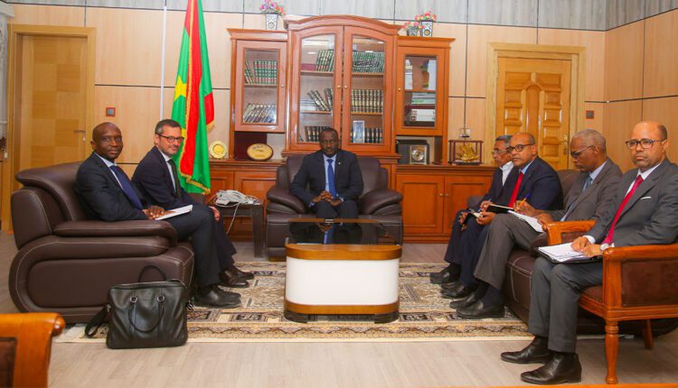 Photo de Le ministre de la Justice reçoit l’ambassadeur de France