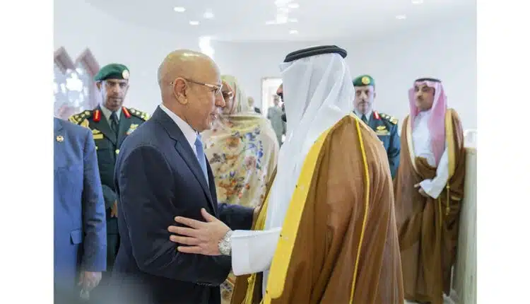 Le Président mauritanien Mohamed Ould Cheikh El Ghazouani salue un dignitaire saoudien à Riyad après la FII9.