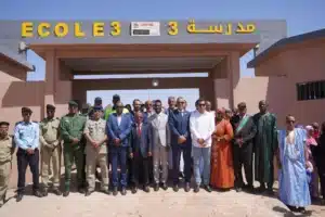 Photo de groupe des autorités mauritaniennes et des représentants de Tasiast Mauritanie Limited S.A. devant l’École 3 d’Akjoujt lors de la cérémonie d’inauguration des nouvelles infrastructures scolaires.