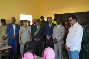 Les autorités régionales et les représentants de Tasiast Mauritanie Limited S.A. visitent une classe d’école à Akjoujt lors de la remise officielle des nouvelles infrastructures scolaires.
