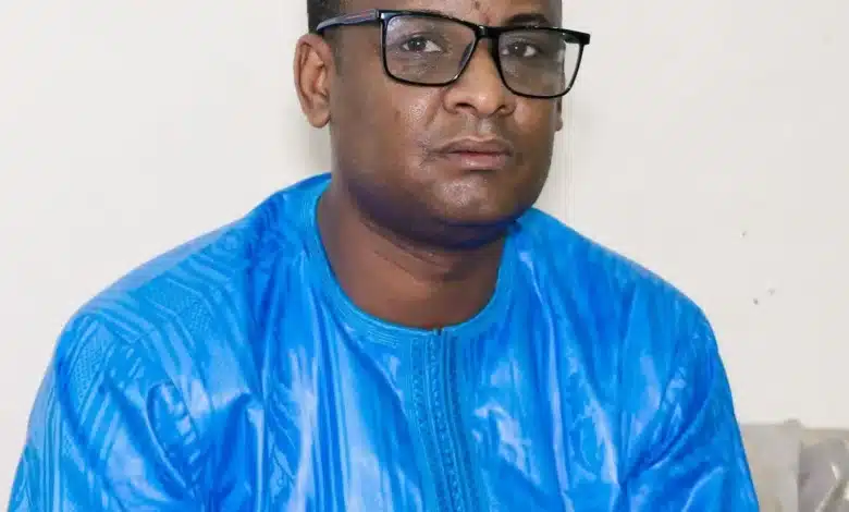 Portrait de Mohamed Semette Ebyaye, auteur de la réflexion sur la mémoire de l’esclavage en Mauritanie, symbole d’un appel à la reconnaissance et à la justice historique.