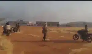 Des combattants armés du JNIM circulant à moto dans une zone rurale du Mali.