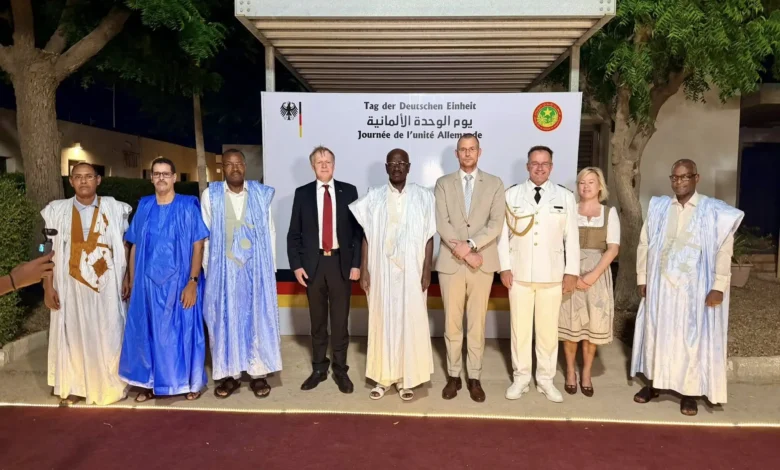 Photo de groupe lors de la célébration du 35ᵉ anniversaire du Jour de l’Unité allemande à l’ambassade d’Allemagne à Nouakchott, en présence de responsables mauritaniens et diplomates.
