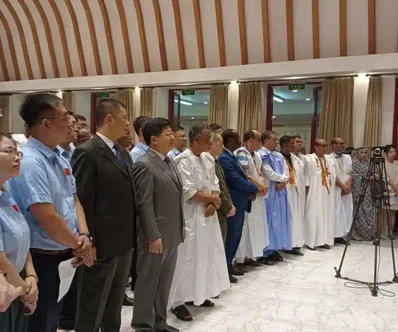 Des responsables mauritaniens et chinois lors de la cérémonie d’adieu à la 35ᵉ mission médicale chinoise et d’accueil de la nouvelle équipe à Nouakchott.