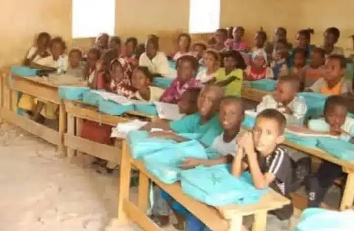 Réforme de l’Éducation en Mauritanie : Défis, Inquiétudes et Pistes de Solutions 1 Des élèves mauritaniens entassés dans une salle de classe surchargée, symbole des défis du système éducatif national.