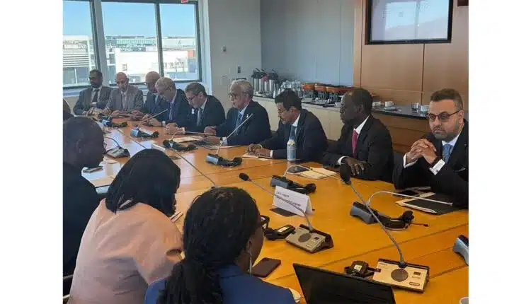 La délégation mauritanienne, conduite par le ministre des Affaires économiques, lors d’une séance de travail avec le vice-président pour l’Afrique de la SFI, à Washington.