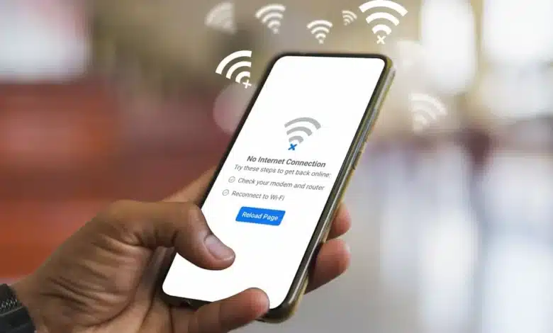 Nouakchott, brûlante capitale ! 1 Main tenant un smartphone affichant « No Internet Connection », symbole des coupures fréquentes à Nouakchott.