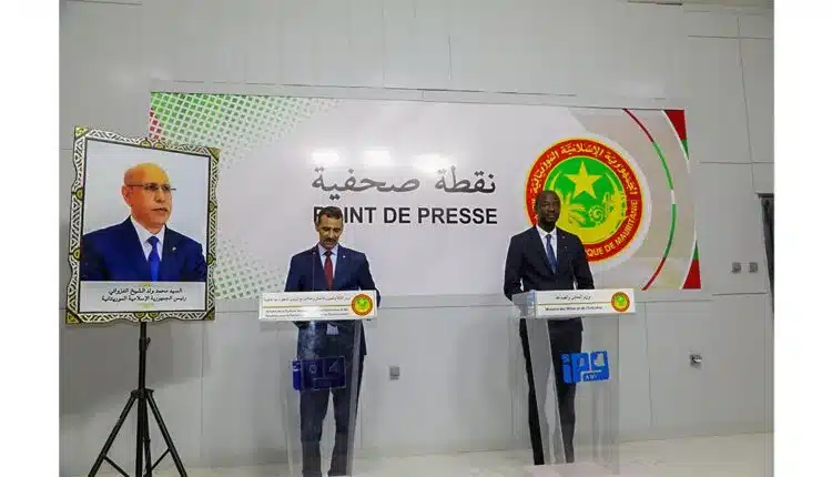 Les ministres mauritaniens Houssein Ould Meddou et Tidjani Thiam lors du point de presse gouvernemental à Nouakchott, octobre 2025.