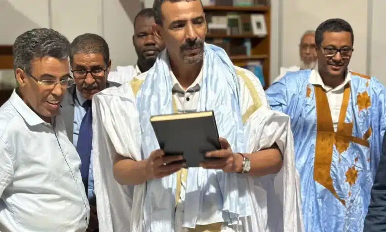 Le ministre de la Culture, El Houssein Ould Meddou, lors de sa visite d’inspection au site du Salon international du livre de Nouakchott.