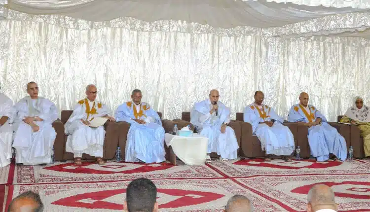 Le Président Mohamed Ould Cheikh El Ghazouani lors d’une rencontre avec les cadres et notables de la moughataa de Oualata.