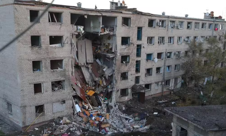 Nouvelles frappes russes meurtrières en Ukraine, Kiev riposte sur un terminal pétrolier de la mer Noire