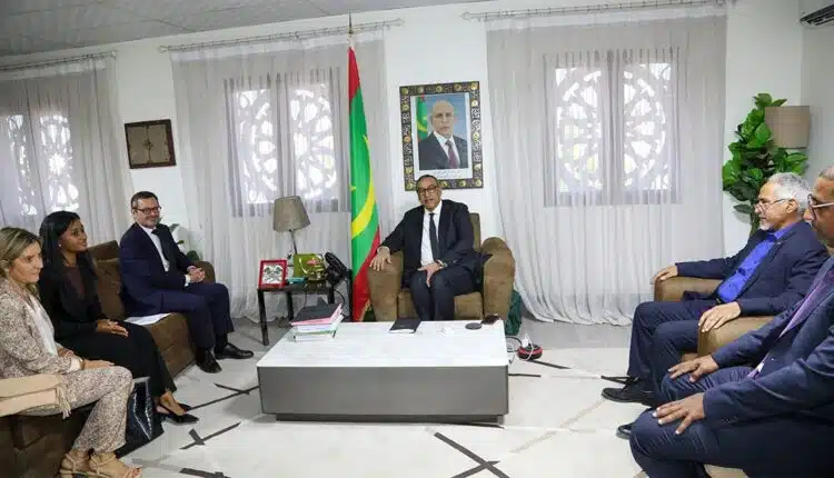 Le ministre mauritanien de l’Enseignement supérieur, M. Yacoub Ould Moine, et l’ambassadeur de France, M. Emmanuel Besson, lors de la signature de l’accord de coopération pour le Centre national de pédagogie universitaire à Nouakchott.