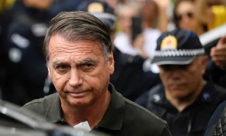 L'ex-président Bolsonaro en détention après avoir tenté d'ouvrir son bracelet électronique