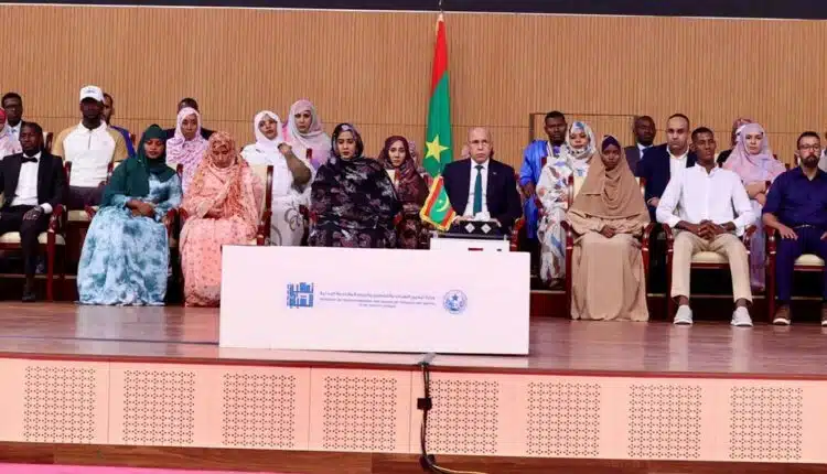 Le président mauritanien encadré de jeunes participants lors de la cérémonie de clôture de la Conférence nationale pour l’autonomisation de la jeunesse, au Palais des Congrès de Nouakchott.
