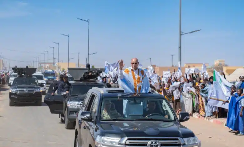 Photo du Président Ghazouani accueilli à Néma par la population (crédits : Présidence de la République)