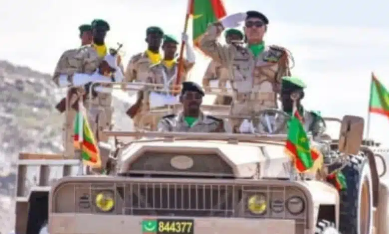 Drapeau mauritanien flottant lors d’un défilé militaire