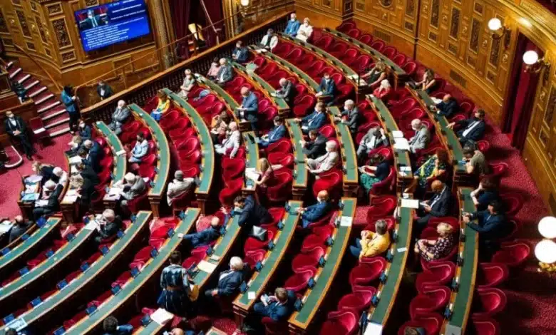 Photo de l’hémicycle de l’Assemblée nationale, à Paris, lors d’un débat budgétaire (crédit : Figaro / Xose Bouzas/ Hans Lucas via Reu