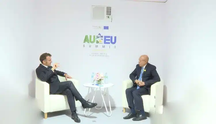 Deux dirigeants gouvernementaux échangent en réunion bilatérale lors du Sommet Union africaine – Union européenne à Luanda.