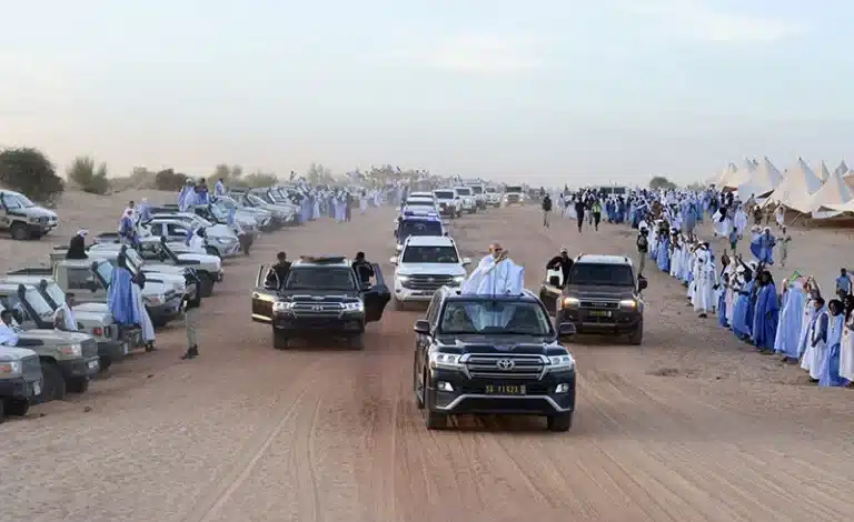 Le Président Mohamed Ould Cheikh El Ghazouani saluant la foule à son arrivée à N’Beikit Lahouach, dans la wilaya du Hodh Ech Chargui.