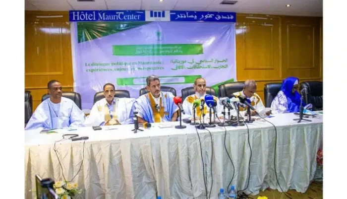 منصة تضم مشاركين في ندوة سياسية حول الحوار في موريتانيا داخل فندق موريسنتر في نواكشوط.