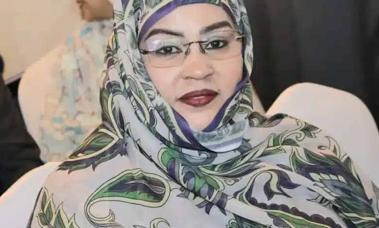 Portrait d’une femme portant un melhfa coloré, assise lors d’une session de sensibilisation sanitaire.