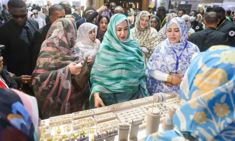 La Première dame de Mauritanie visitant les stands du premier Salon de l’or à Nouakchott, entourée d’exposantes et de visiteurs.