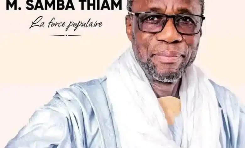 Portrait de Samba Thiam, président des FPC, vêtu d’un boubou clair et d’un chèche blanc, utilisé dans le cadre d’un article sur le dialogue politique en Mauritanie.