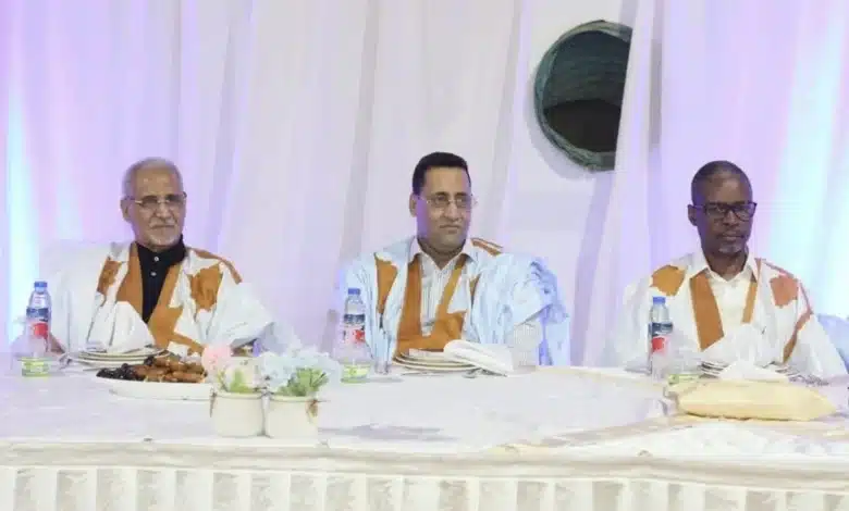 Politique générale du gouvernement mauritanien : l’exécutif mise sur l’apaisement et la consolidation institutionnelle 1 El Moctar Ould Djay, Premier ministre mauritanien, à la cérémonie en l’honneur des députés, aux côtés du président de l’Assemblée nationale et du président du parti El Insaf.
