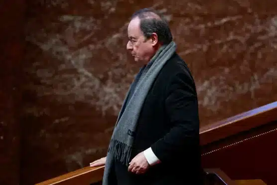 François Hollande estime que la menace de dissolution,agitée par le gouvernement en cas de censure, « n’a aucun sens » 1 François Hollande estime que la menace de dissolution, agitée par le gouvernement en cas de censure, « n’a aucun sens »