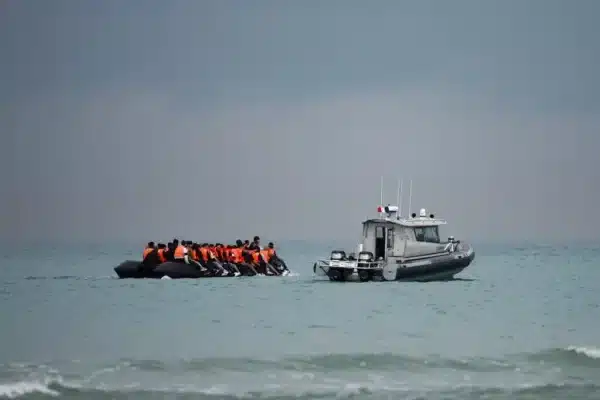 Au moins sept migrants morts et des dizaines portés disparus dans un naufrage au large de la Gambie 1 Au moins sept migrants ont trouvé la mort et des dizaines sont portés disparus après le naufrage d’un bateau transportant plus de 200 personnes au large de la Gambie.