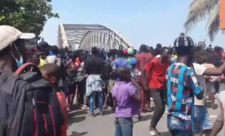 Goxxu Mbacc : tensions frontalières à Saint-Louis à la veille d’une visite du Premier ministre mauritanien 1 À la frontière sénégalo-mauritanienne, la mobilisation de Goxxu Mbacc intervient à la veille d’une visite politique mauritanienne de haut niveau.