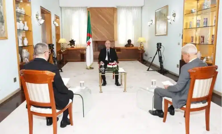 Diplomatie algérienne : l’entretien présidentiel avec la presse nationale largement salué à l’international 1 Entretien télévisé du président algérien avec des journalistes nationaux dans un cadre officiel.