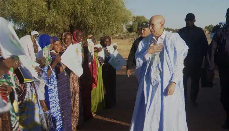 رئيس الجمهورية يتوقف لتحية مستفيدين من برامج “تآزر” 1 رئيس الجمهورية يتوقف لتحية مستفيدين من برامج “تآزر”