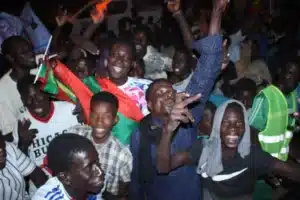 Accueil du Président Ghazwani Kaédi : divisions visibles au sein des cadres d’Insaf à Kaédi 2 Militants brandissant des drapeaux lors des préparatifs pour l’accueil du Président Ghazwani à Kaédi.