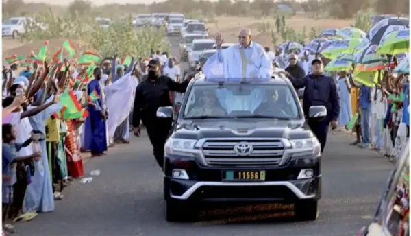 Ghazouani Monguel : le président accueilli par une foule lors de sa tournée présidentielle 1 Le président Mohamed Ould Cheikh El Ghazouani accueilli par la population à Monguel.