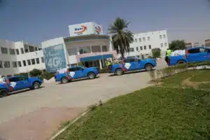 Moov Mauritel Ramadan lance une distribution de denrées alimentaires au profit des familles vulnérables pendant le Ramadan 2 Camionnettes de Moov Mauritel chargées de denrées alimentaires devant le siège de l’entreprise à Nouakchott pendant le Ramadan