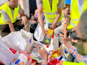 Moov Mauritel Ramadan lance une distribution de denrées alimentaires au profit des familles vulnérables pendant le Ramadan 3 Responsables et bénévoles de Moov Mauritel lors du lancement de la distribution de kits alimentaires pour le Ramadan