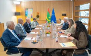 Mauritanie : Le Président El Ghazouani en mission stratégique à Bruxelles 2 Réunion de travail entre la délégation mauritanienne et les représentants européens autour d'une table.