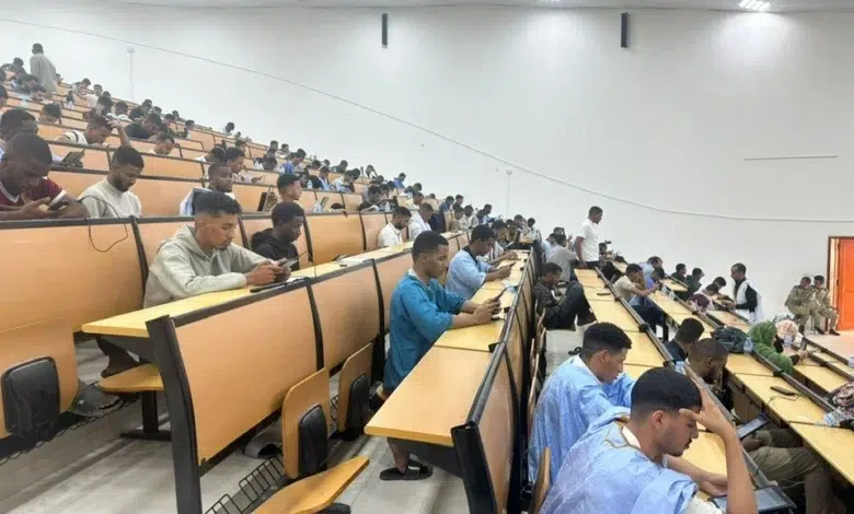 Mauritanie : La Révolution Numérique du Recrutement Public (Police 2026) 1 Candidats mauritaniens composant sur tablettes numériques dans un amphithéâtre pour le concours de la Police Nationale 2026.