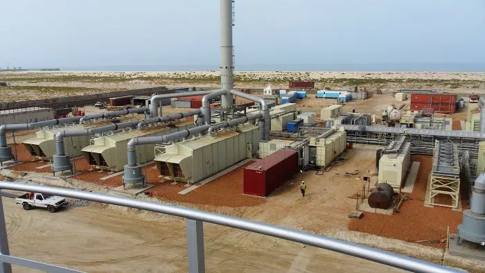 SOMELEC Mauritanie face aux défis énergétiques : Analyse 1 Infrastructures électriques de la SOMELEC en Mauritanie sous un ciel sahélien, symbolisant les défis de distribution d'énergie.