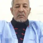 Action gouvernementale en Mauritanie : Entre le "cri" du Digital et la "rigueur" du Palais 2 Ahmed Ould Bettar, journaliste de Rapide info Mauritanie, portant un boubou traditionnel bleu clair