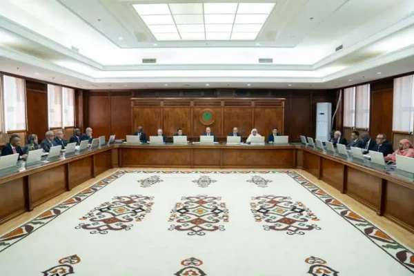 Élargir le gouvernement en Mauritanie : Remède ou illusion ? | Billet d'humeur 1 Illustration symbolique de chaises vides autour d'une table de conseil des ministres en Mauritanie.