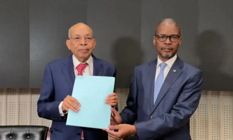 Dialogue National : La majorité présidentielle remet sa réponse officielle à Moussa Fall 1 Remise du document de réponse de la majorité présidentielle au coordinateur du dialogue national à Nouakchott