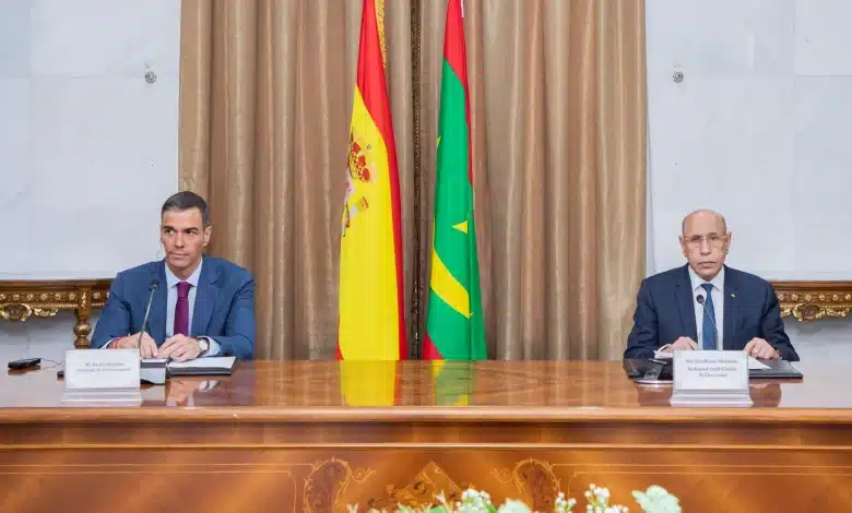 Migration Espagne Mauritanie : Le gouvernement Sánchez suit-il la voie de l'Italie ? 1 Pedro Sánchez et Mohamed Ould Cheikh El Ghazouani lors d'une déclaration conjointe à Nouakchott en juillet 2025 concernant la coopération migratoire.