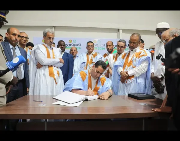 Clôture Expo Mauritanie 2026 : Le Premier Ministre annonce une révolution industrielle 1 Le Premier ministre El Moctar Ould Djay signe le livre d'or lors de la clôture de l'Expo Mauritanie 2026 à Nouakchott.